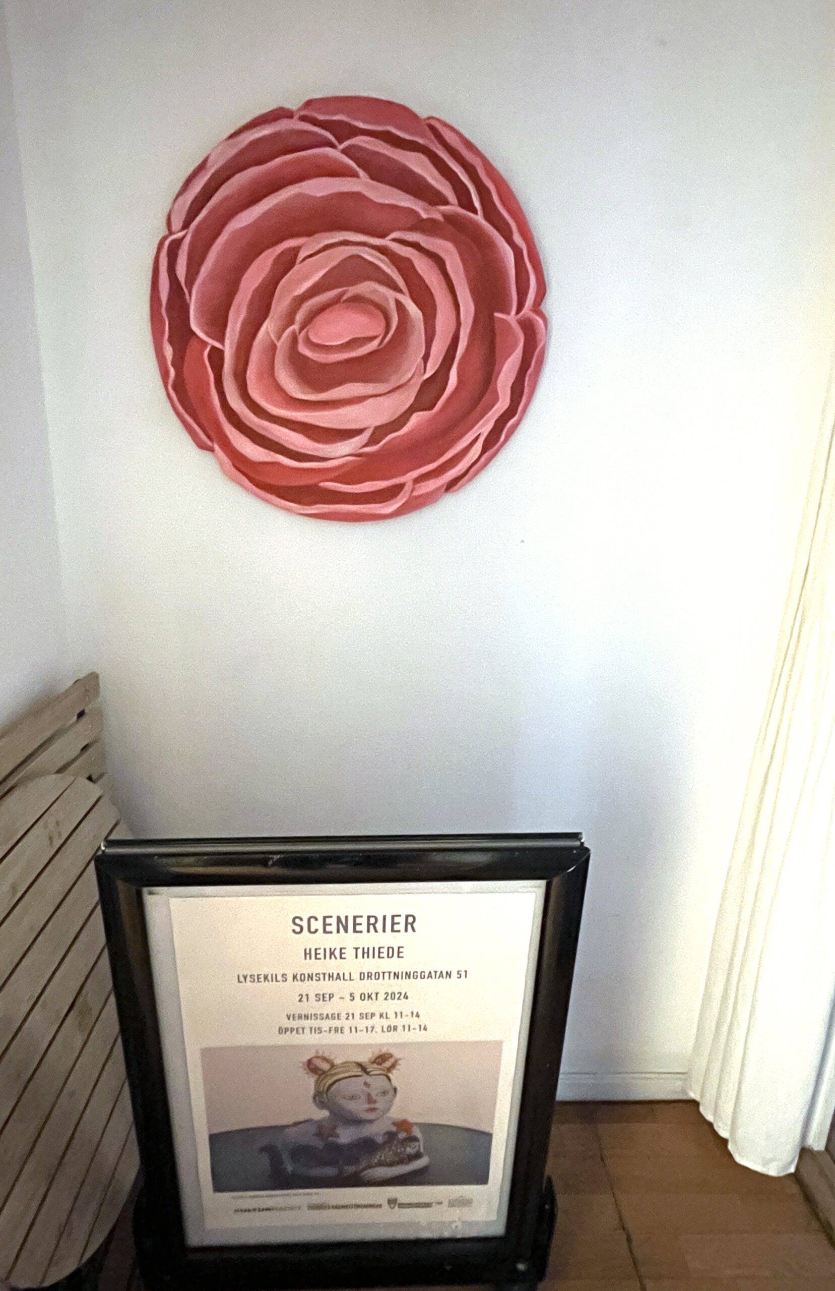 Verket Rosen. Linolja på plywood. Visades på separatutställningen Scenerier på Lysekils konsthall 2024.