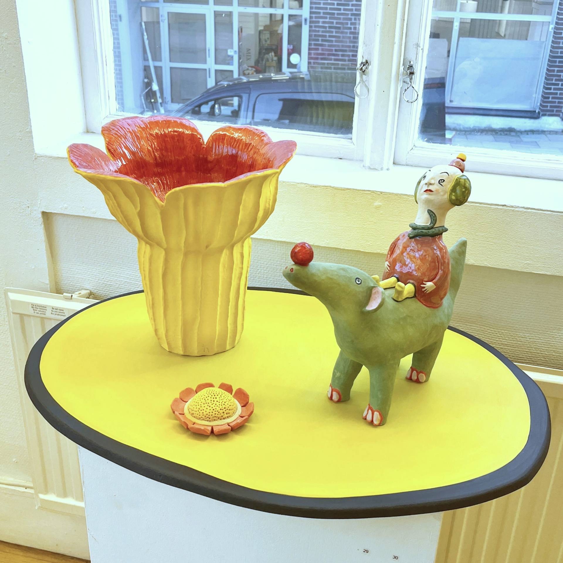 Installationen Balanser med Blomvas, Blomma och Balansakt. Del av separatutställningen Scenerier på Lysekils konsthall, 2024.