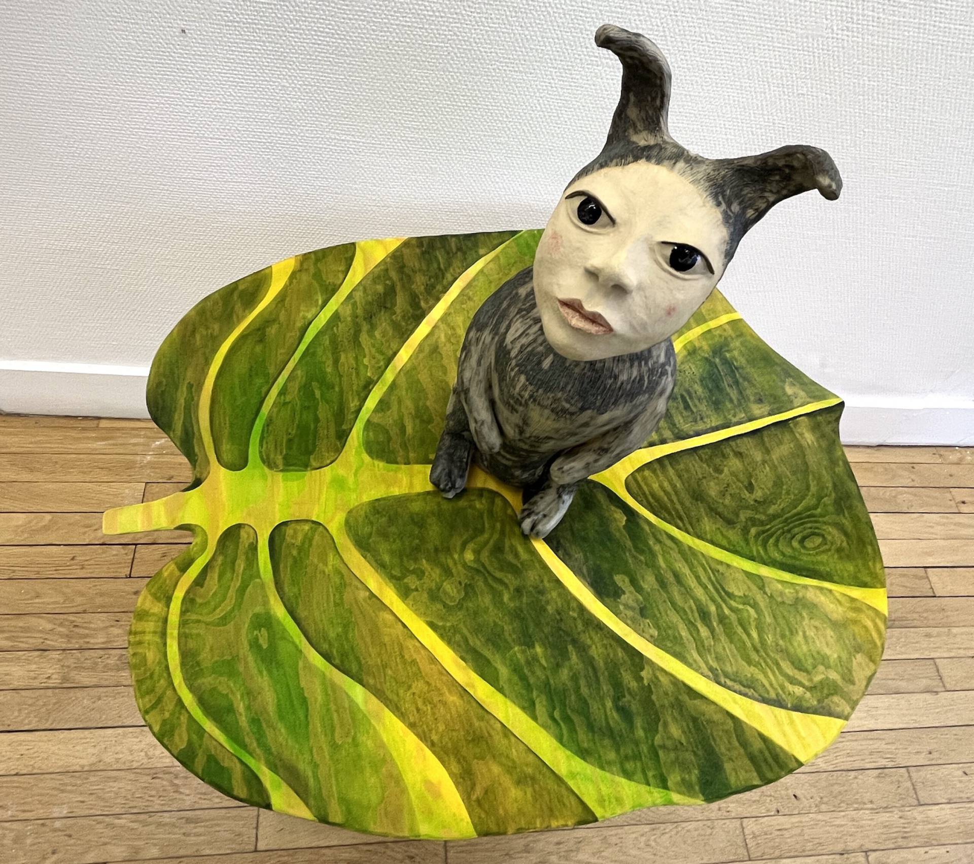 Skulpturen Iklädd människomask, del av installationen Ekosystemet vid dammen i skogen. Del av separatutställningen Scenerier på Lysekils konsthall 2024.