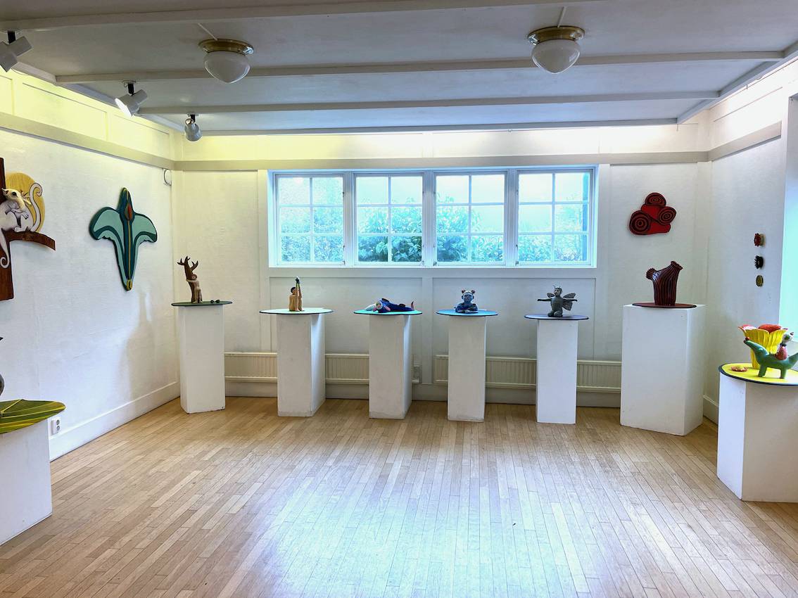 Överblick av rummet på Lysekils konsthall under utställningen Scenerier 2024.