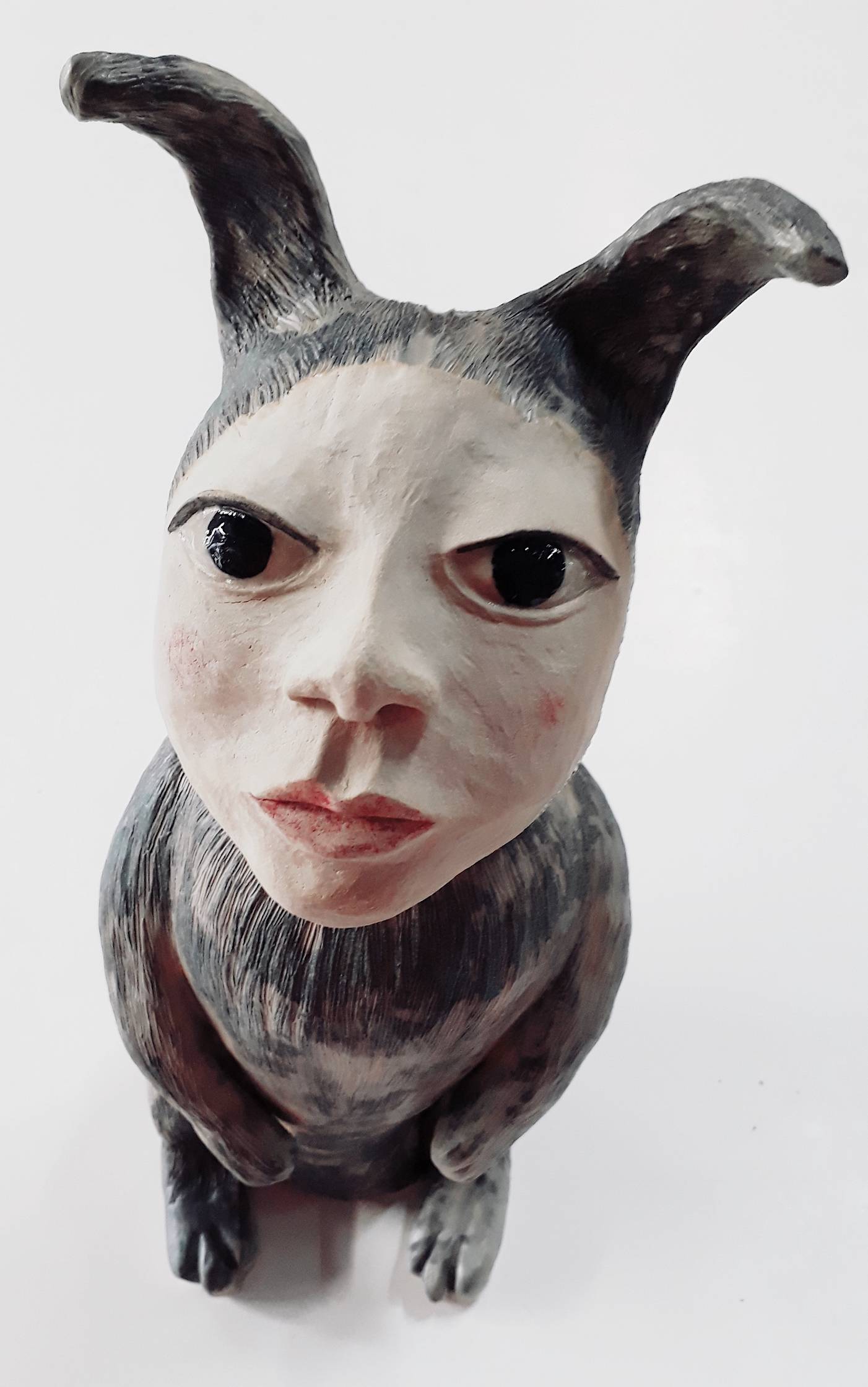 Skulptur i stengods med titel Iklädd människomask.