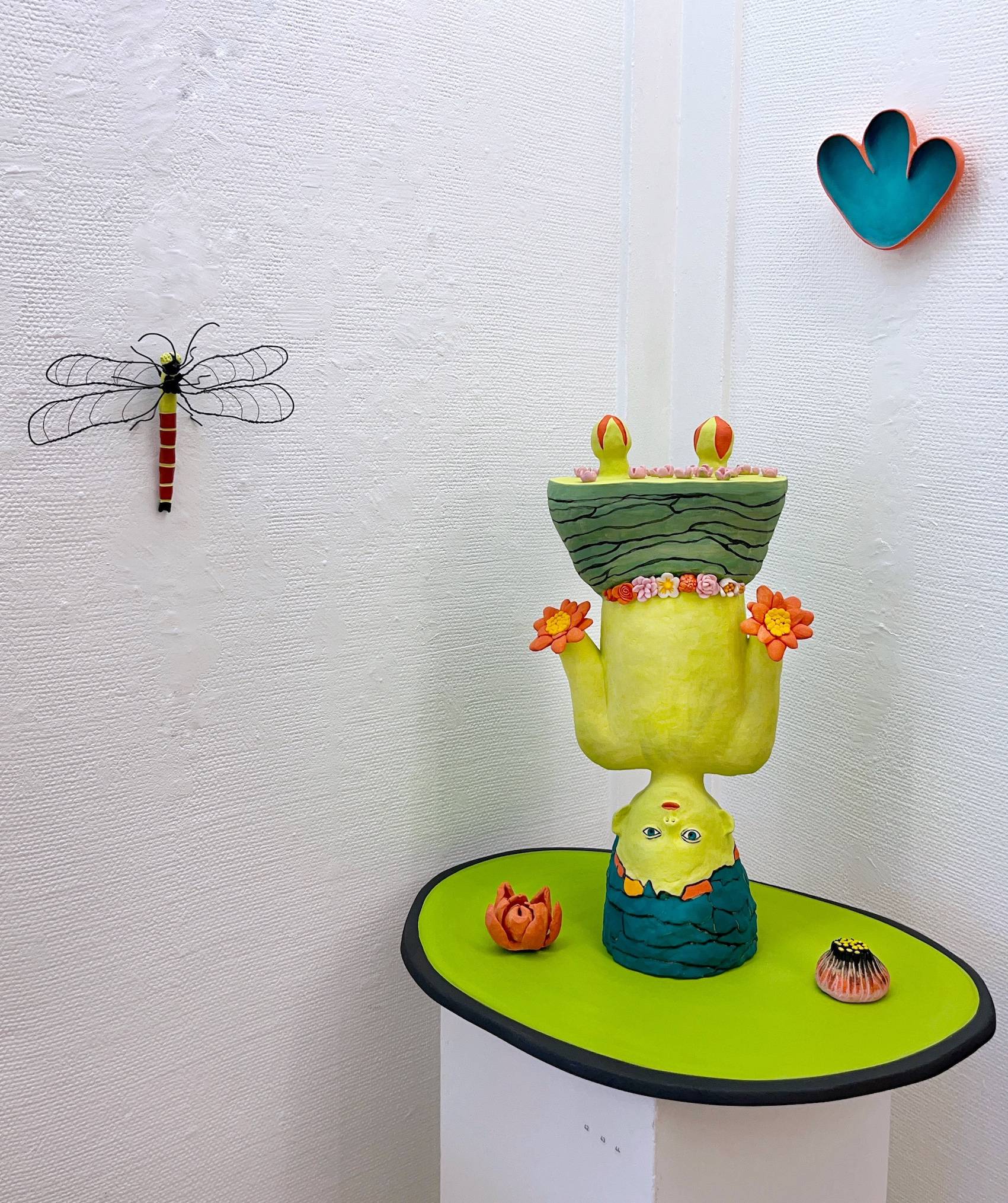 Installationen Med huvudet tätt mot jorden med verken Slända, Klöver, Blomma, Rotad och Knopp. Visades på separatutställningen Scenerier på Lysekils konsthall 2024.