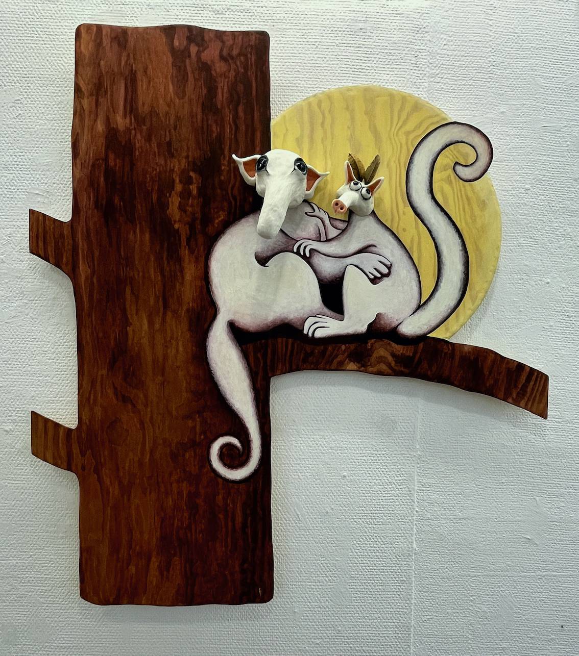 Verket Vi sitter också på grenen ni sågar av, del av installationen Ekosystemet vid dammen i skogen. Del av separatutställningen Scenerier på Lysekils konsthall 2024.