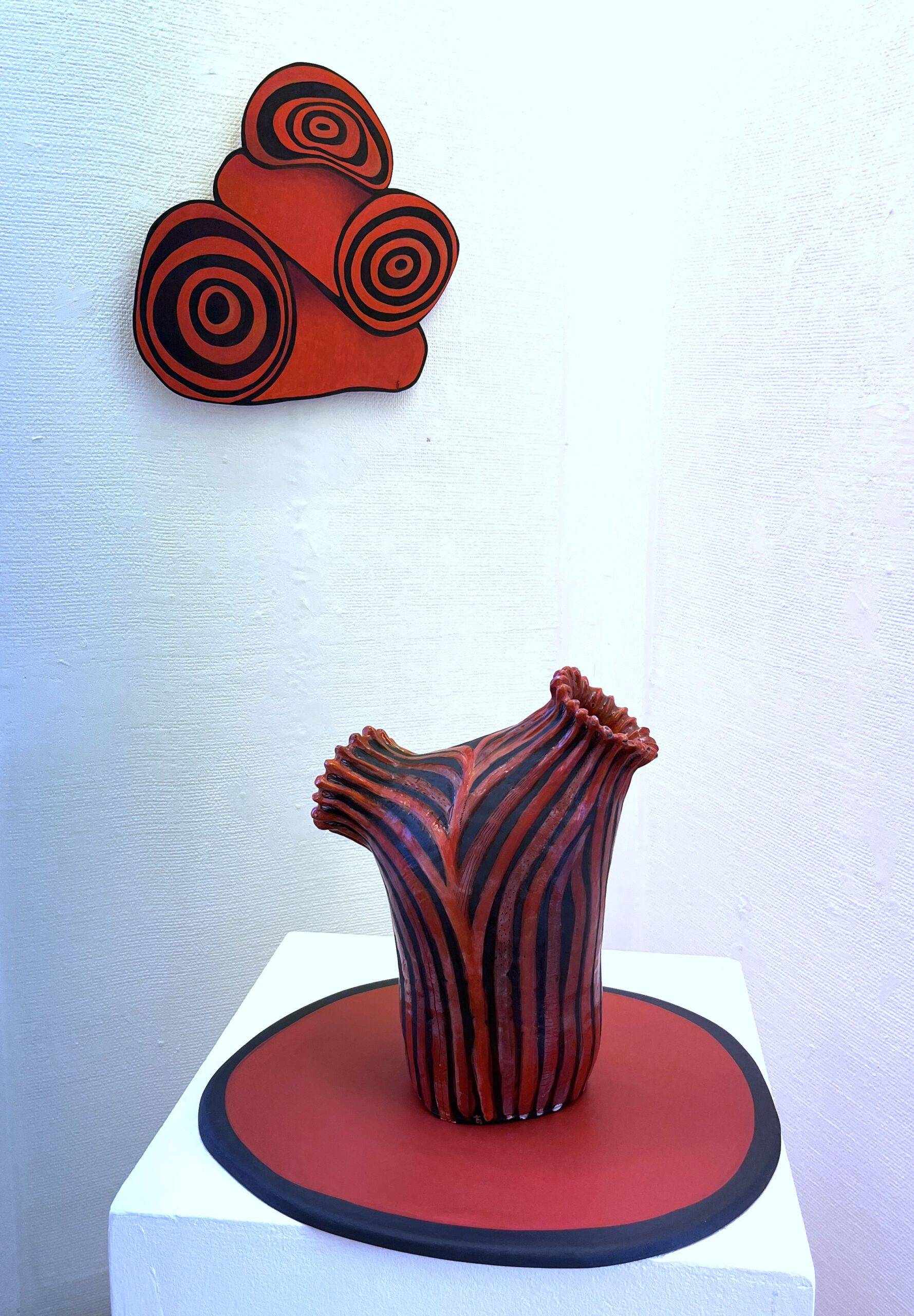 Installationen Från havet med det vägghängda verket Rullader (linolja på figursågad plywood) och Havsanemon (vas i svart stengods) på separatutställningen Scenerier på Lysekils konsthall, 2024.