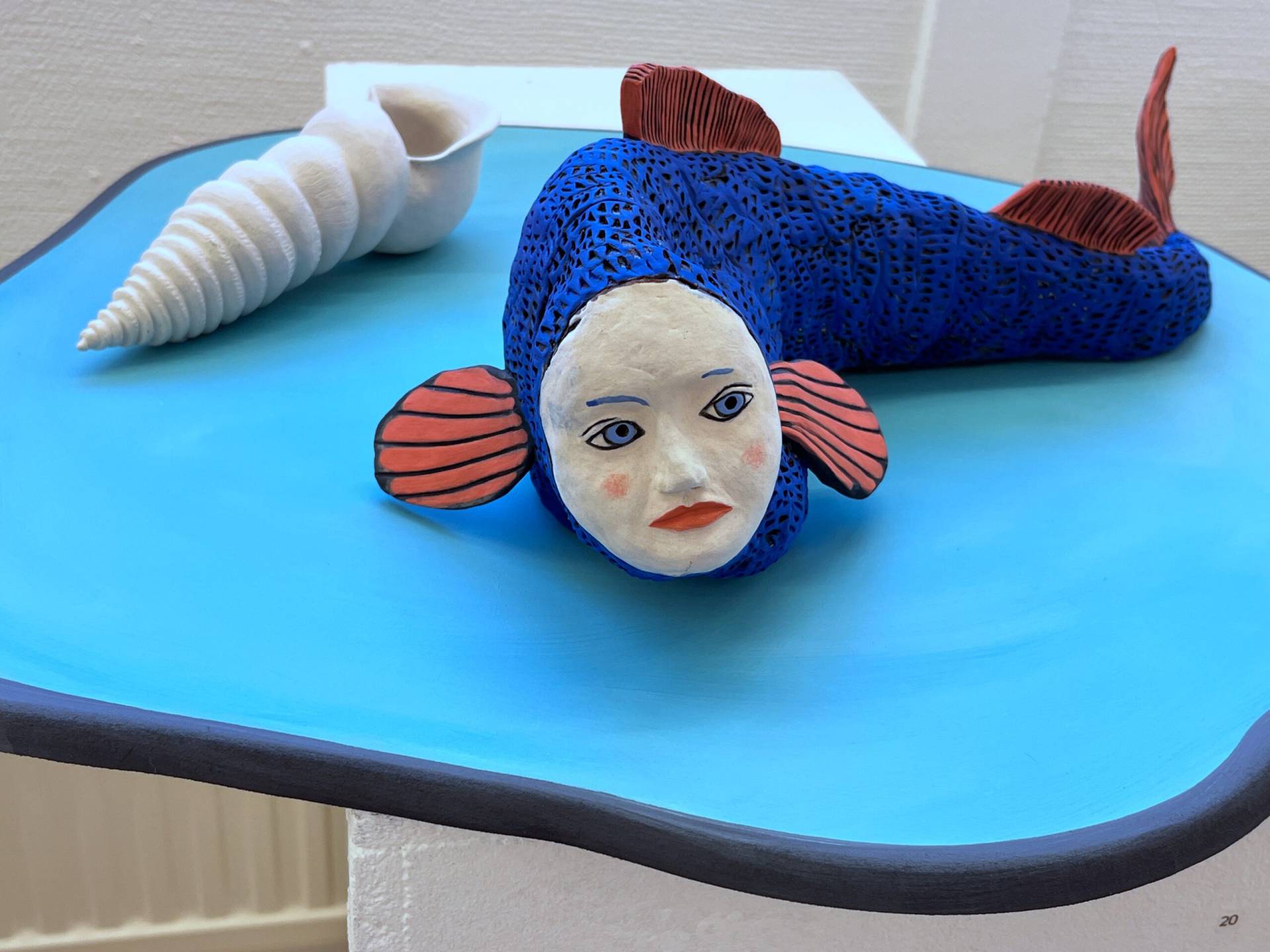 Puppsnäcka och Iklädd människomask II. Del av separatutställningen Scenerier på Lysekils konsthall 2024.