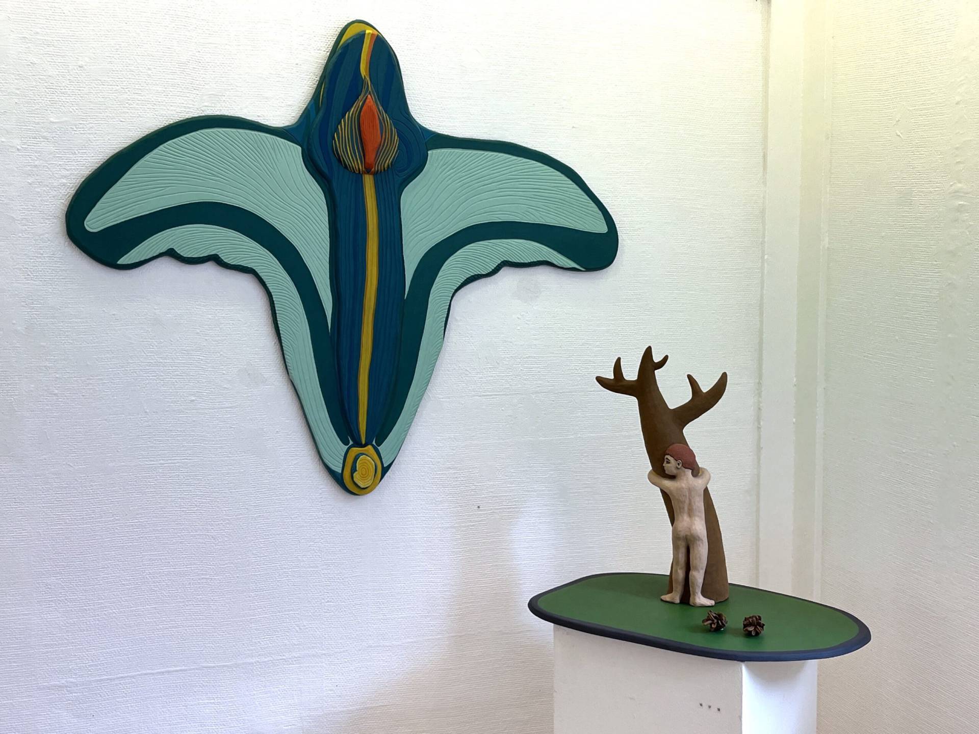 Svala och Vi är träden. Del av separatutställningen Scenerier på Lysekils konsthall 2024.