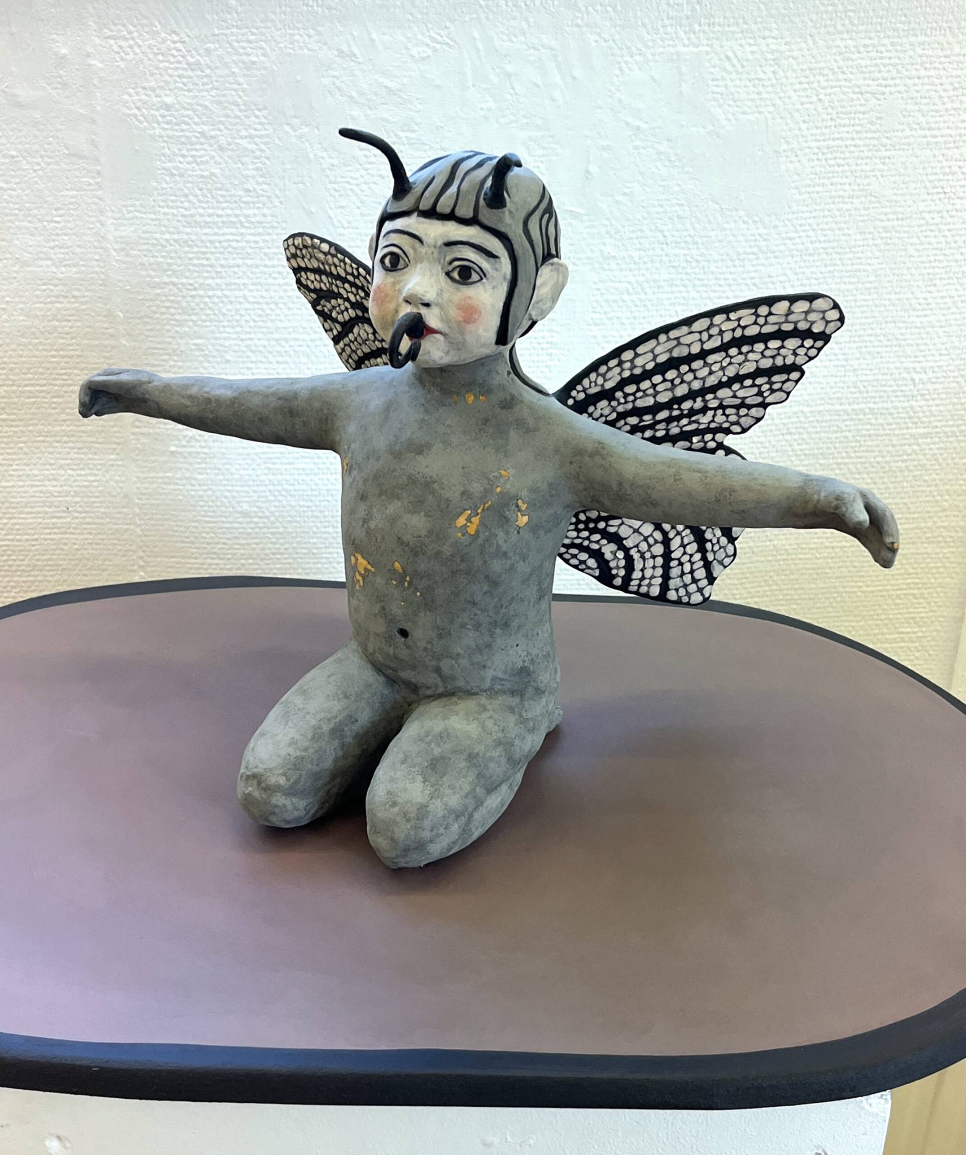 Skulpturen Vi är insekterna på separatutställningen Scenerier på Lysekils konsthall, 2024.