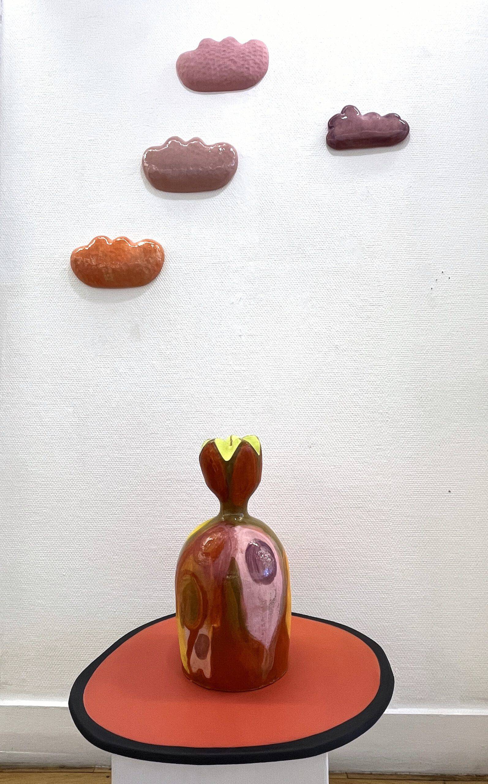 Installationen Små lätta moln såg jag på min himmel som var blå med skulpturer i stengods: Boris, Moln I, II, III (vägghängda) och Urna till minne av Linné. Del av separatutställningen Scenerier på Lysekils konsthall 2024.