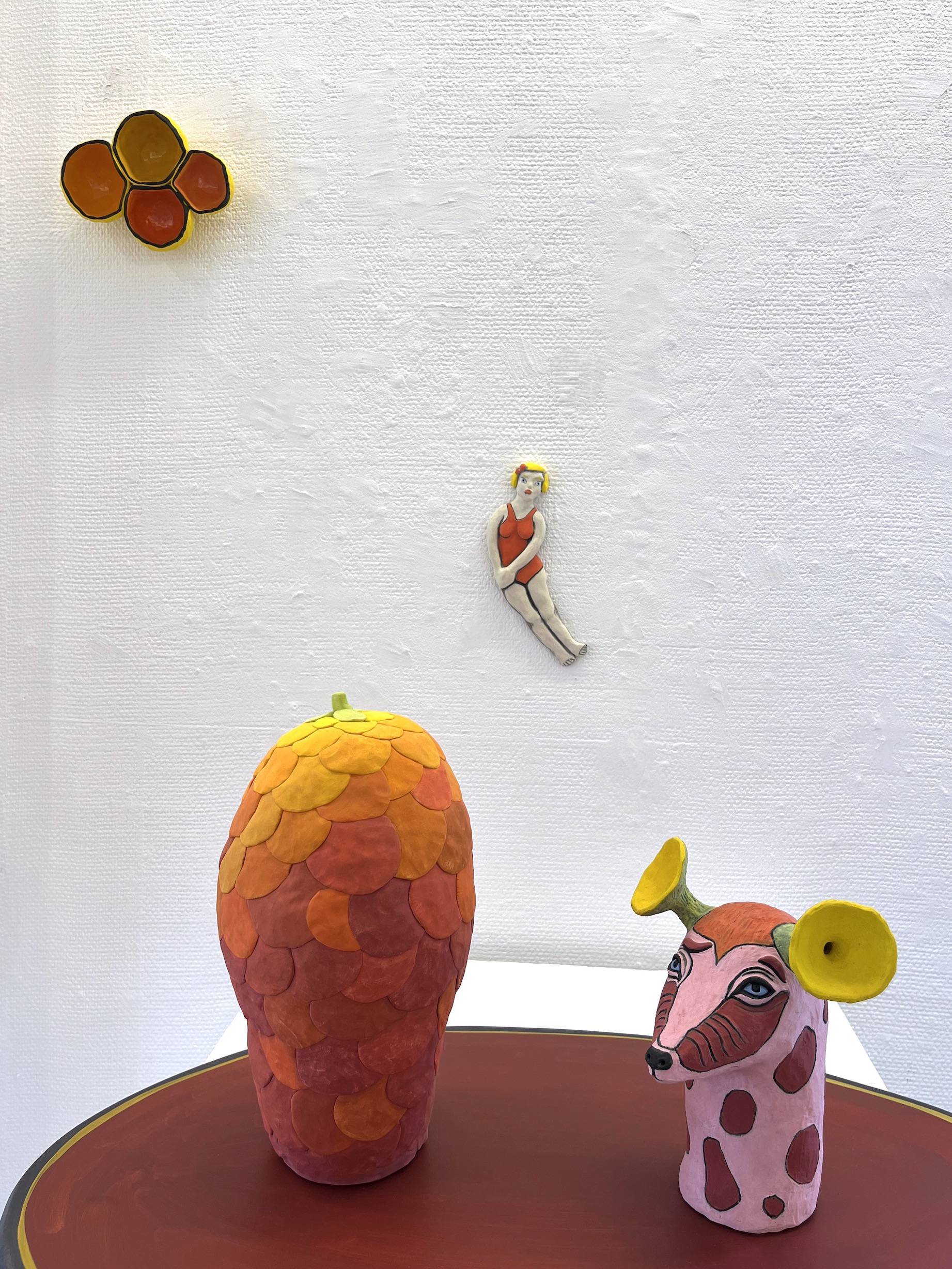 Installationen Vid badet med verken Algblomma, Baderska, Kotte och Anemonhund, samtliga i stengods. Del av separatutställningen Scenerier på Lysekils konsthall, 2024.