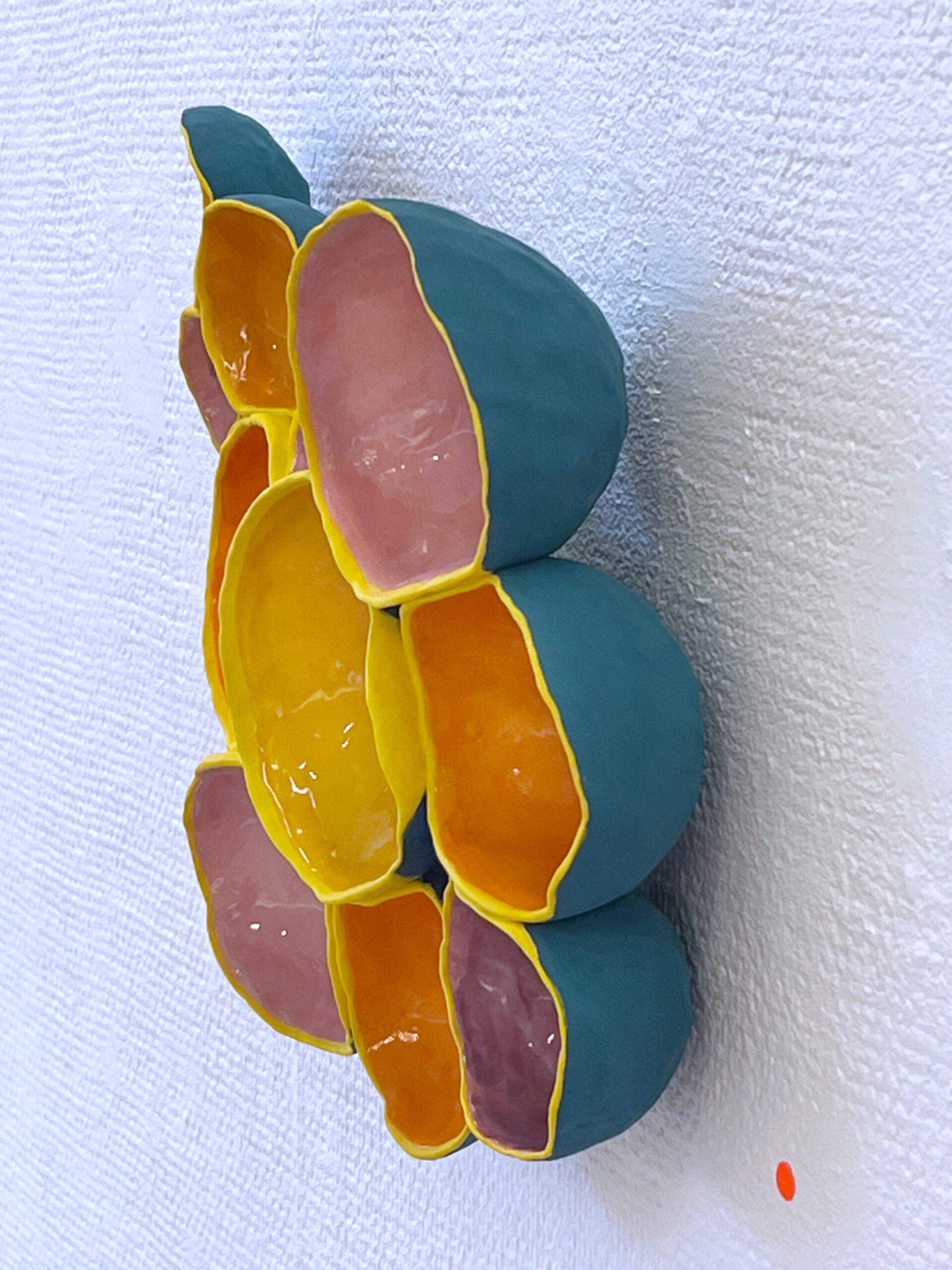 Titel Bibblor. Stengods. Del av separatutställningen Scenerier på Lysekils konsthall, 2024.