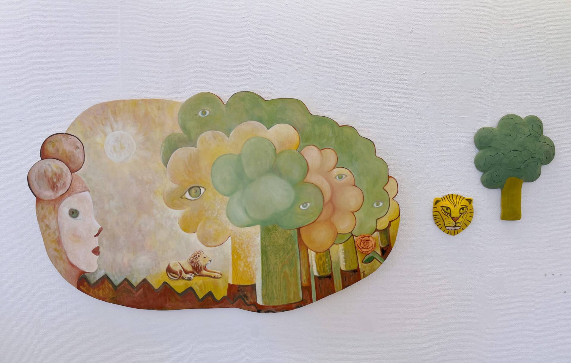 Installationen Från då, när allt andades i takt med tavla i linolja med samma titel som installationen samt stengodsskulpturerna Lejon och Träd. Visades under separatutställningen Scenerier på Lysekils konsthall 2024.