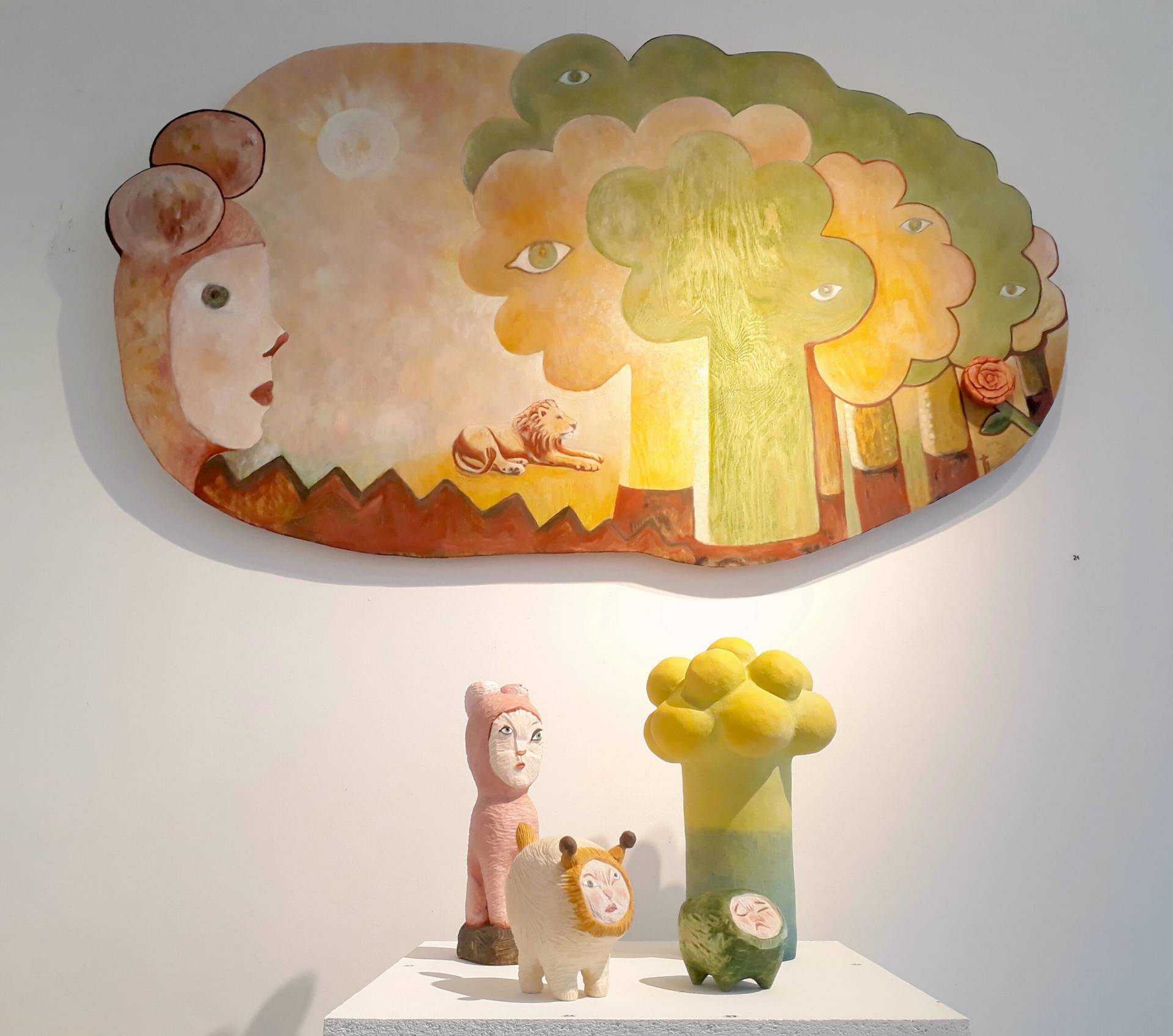 Installationen med titel Från då när allt andades i takt. Består av verk i lindträ, plywood och stengods. Sålda till Västra Götalandsregionen. Visades på separatutställningen Särlingar på RiverCity Gallery 2023.