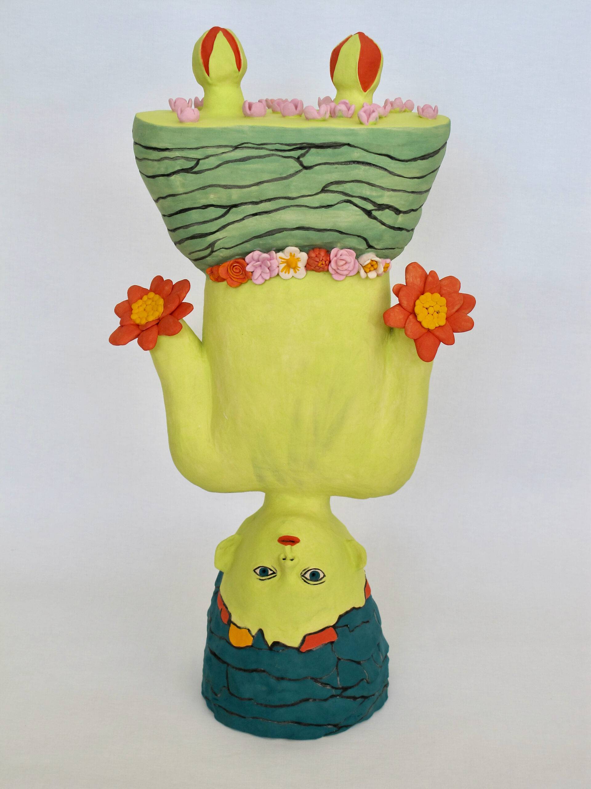 Skulptur i stengods med titeln Rotad. Del av separatutställningen Särlingar på RiverCity Gallery 2023.