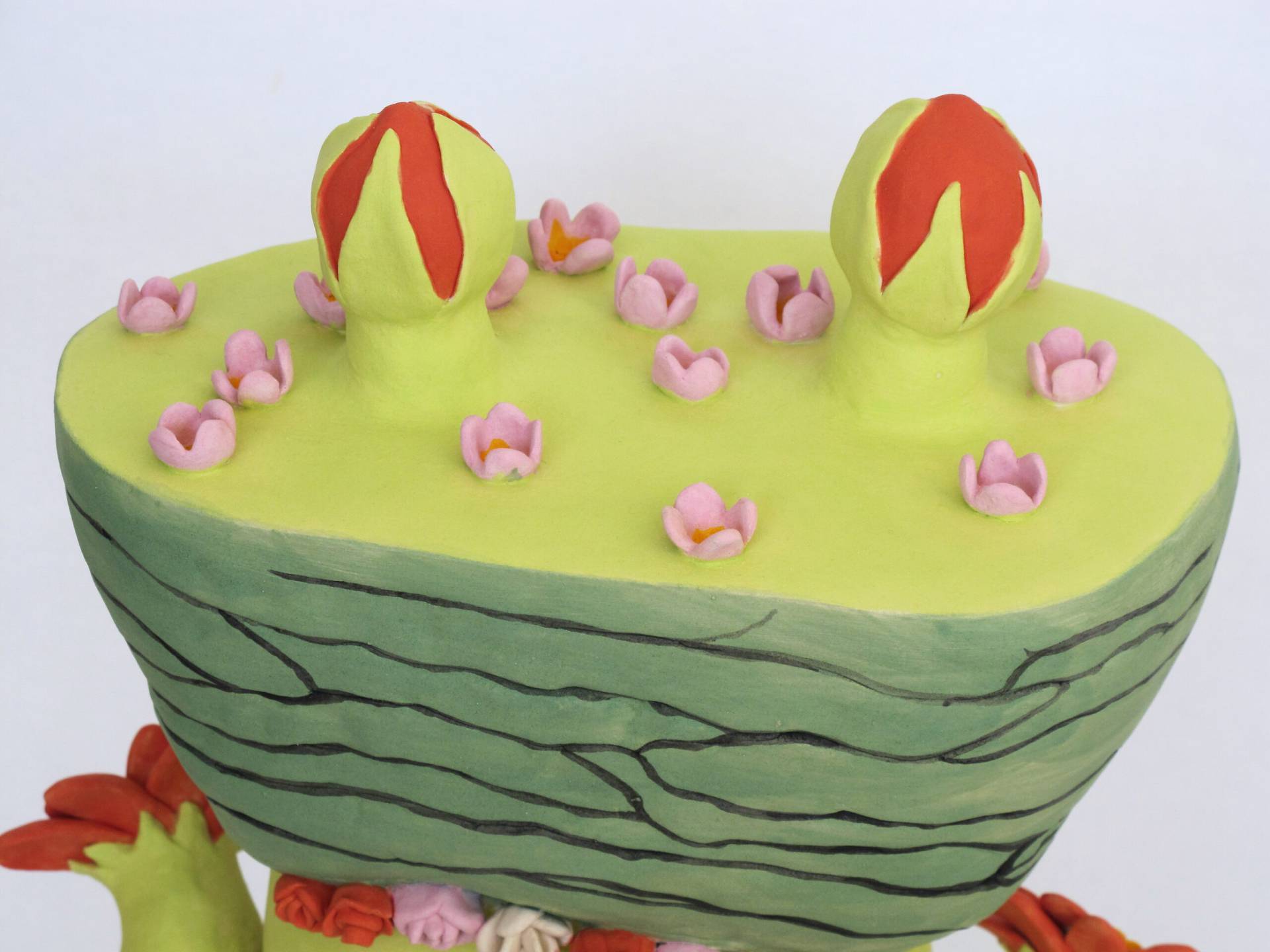 Detalj. Skulptur i stengods med titeln Rotad. Del av separatutställningen Särlingar på RiverCity Gallery 2023.