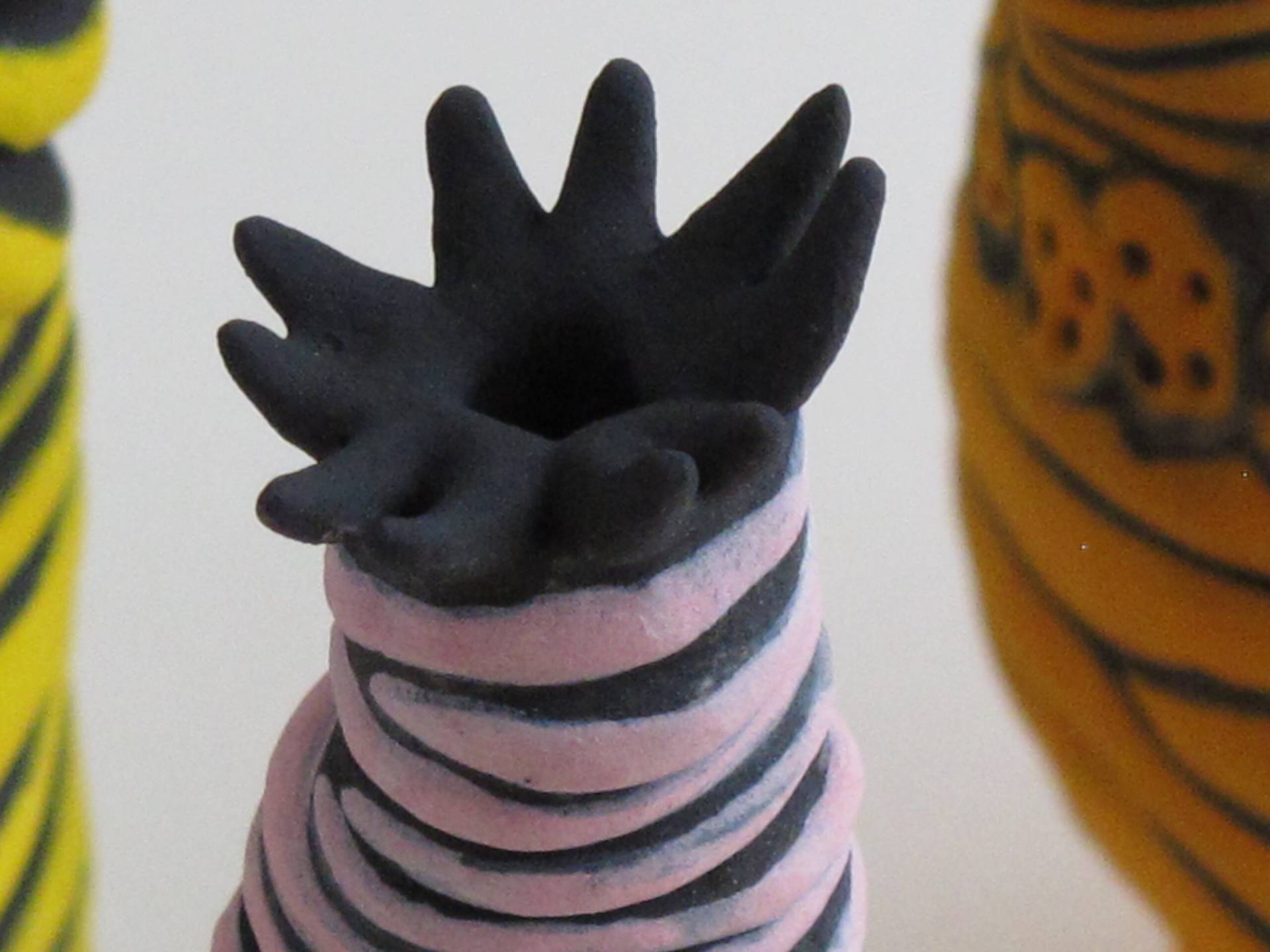 Detalj. Ringlade skulpturer i stengods med titlarna Moderskeppet, Knapp-Karlsson och La Vie En Rose som bildar installationen Familjekonspiration. Visades på RiverCity Gallery under separatutställningen Särlingar 2023.