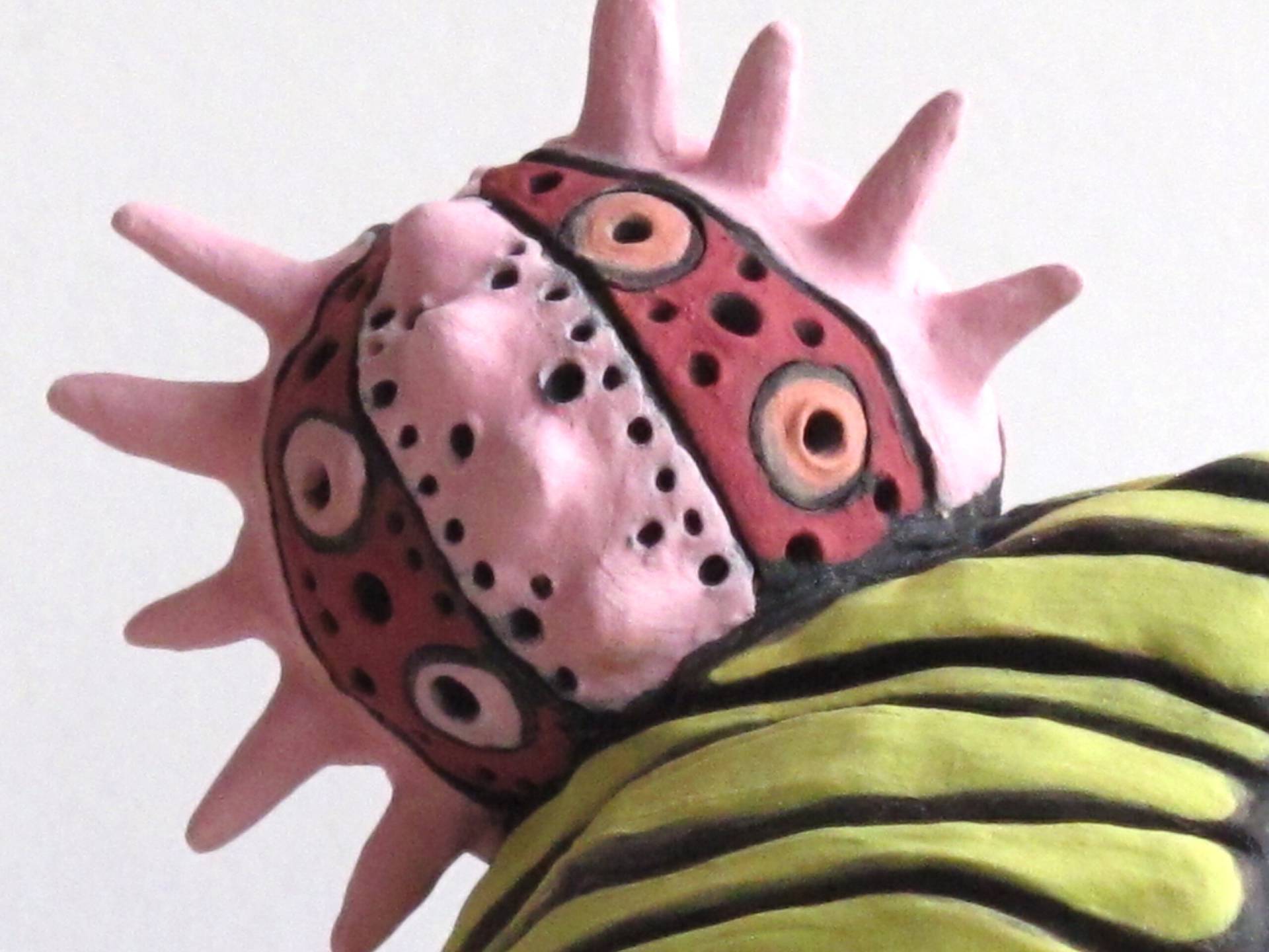 Detalj. Skulptur i stengods med titel Vi är vattnen. Visades på Galleri Floras Rike på Göteborgs botaniska trädgård under separatutställningen Living in Harmony With Nature 2023.